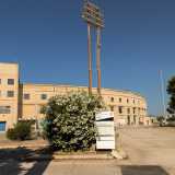 Ci troviamo dunque davanti all�Arena della Vittoria, il vecchio stadio del Bari calcio che proprio grazie ai Giochi venne ristrutturato dopo essere stato di fatto distrutto nel 1991, quando serv� da rifugio per i 20mila profughi albanesi sbarcati in citt� con la nave Vlora